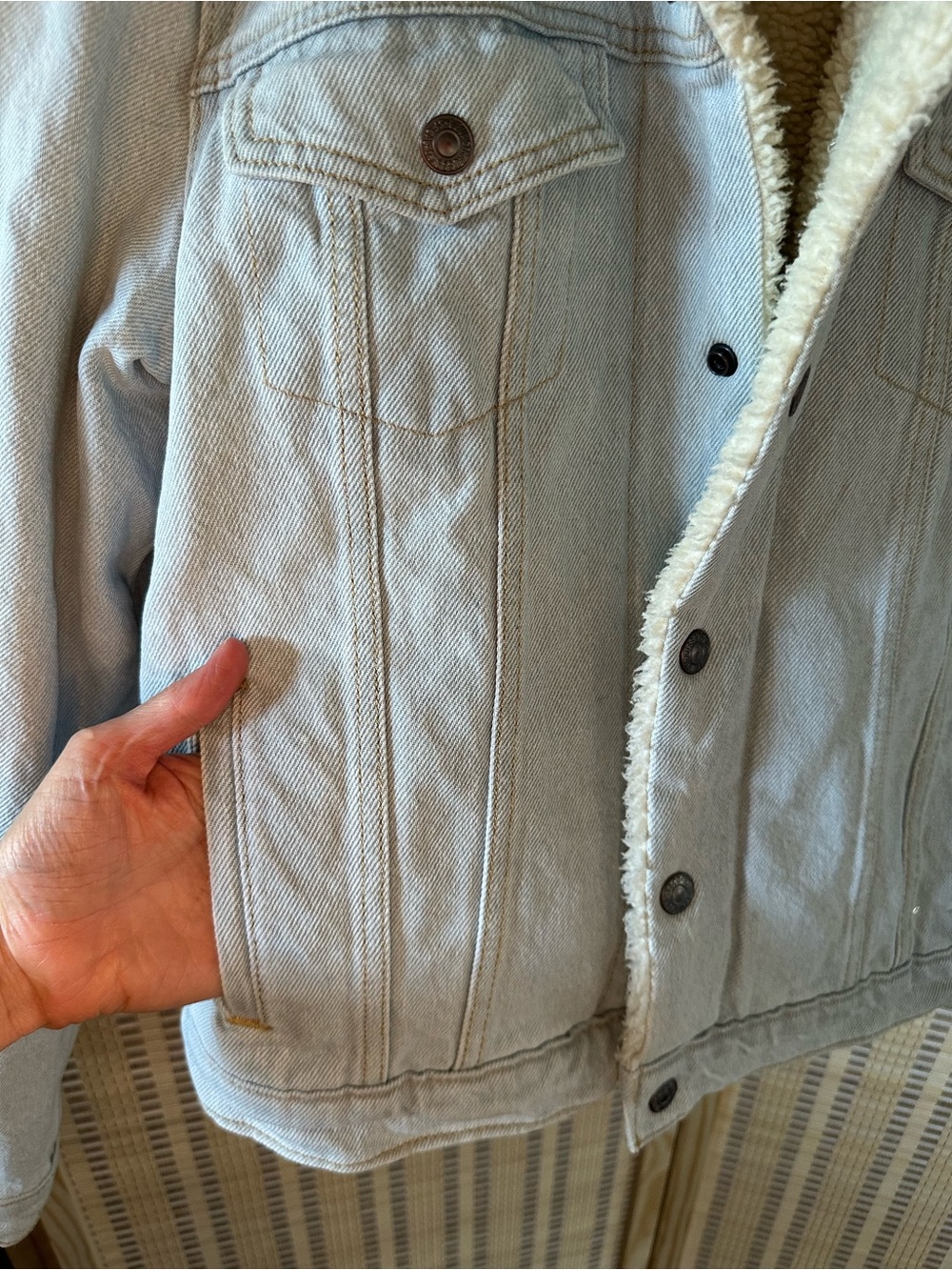 Levi’s Sherpa Ex-Boyfriend Trucker Jacket - Picture 5 of 7
